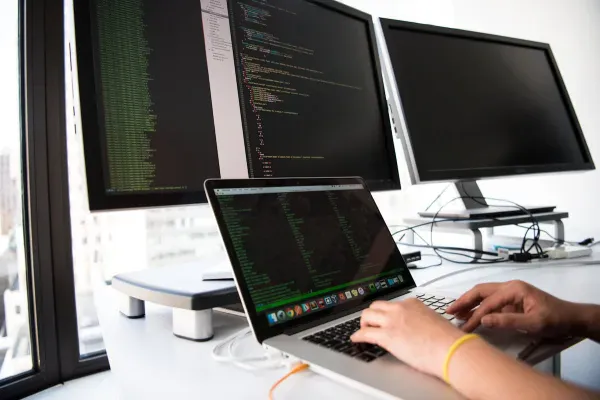 JSON in PHP: encode, decode, errori e best practice (2026)